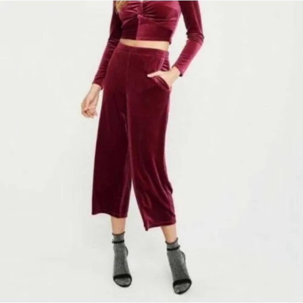 Abercrombie and Fitch red velvet cropped pants, women’s medium